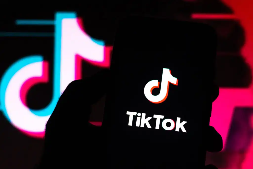 Como lucrar usando TikTok assistindo vídeos e compartilhando código